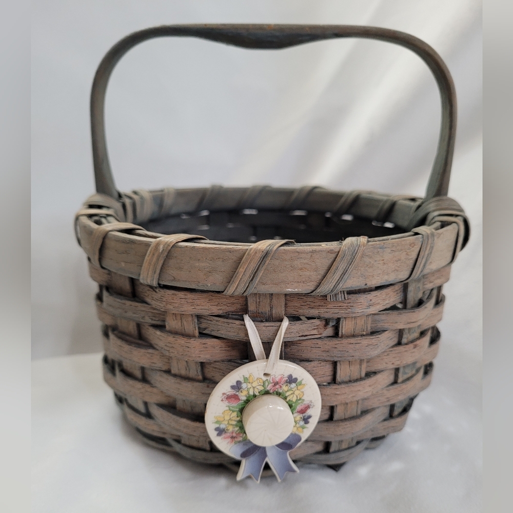 Vintage Green Basket w/Longaberger Spring Hat Tie-On